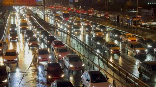 İstanbul'da trafik kilit! Yoğunluk yüzde 90'a ulaştı: Araçlar güçlükle ilerliyor